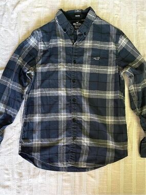 Hollister Men's Dark Blue and Gray Plaid Button-Down Shirt